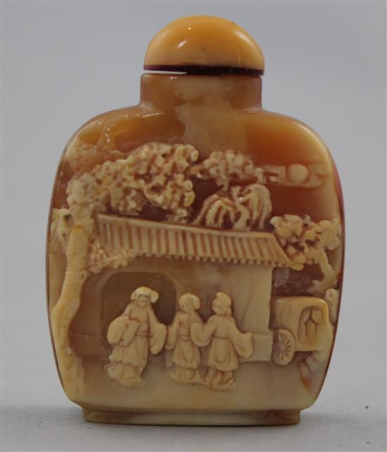 A Chinese hornbill snuff bottle, early 20th century, 6.4cm.